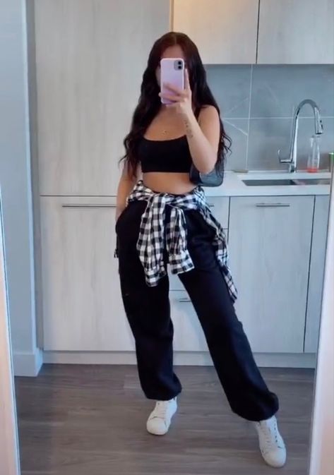 Crop Top Sweatpants Outfit, Sweatpants And Crop Top Outfits, Jogger And Crop Top Outfit, How To Style Black Sweatpants, Comfy Sporty Outfits, Black Crop Top Outfit, Black Sweatpants Outfit, Black Joggers Outfit, Flannel Outfits Fall