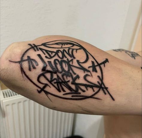 No Guts No Glory Tattoo, Dont Look Back Tattoo, Graffiti Lettering Tattoo, Types Of Tattoo Styles, Small Town Street, Tag Tattoo, Tattoo Graffiti, Bauch Tattoos, Street Tattoo