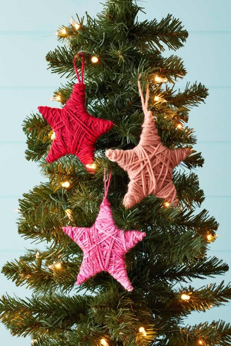 star Christmas ornaments made from cardboard and yarn hung on a mini tree Christmas Crafts With Toddlers, Classroom Christmas Ideas, Chic Holiday Outfits, Easy To Make Christmas Ornaments, Adult Christmas Crafts, Xmas Diy Gifts, Easy Diy Christmas Tree, Holiday Outfits For Women, Christmas Sunday School