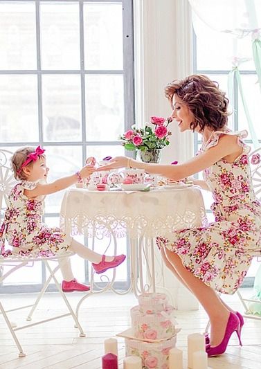 Tea Party Photoshoot, Mom Daughter Photography, Yea Party, Princess Shot, Mother Daughter Love, Daughter Photo Ideas, Mother Daughter Photoshoot, Vintage Tea Parties, Kids Tea Party