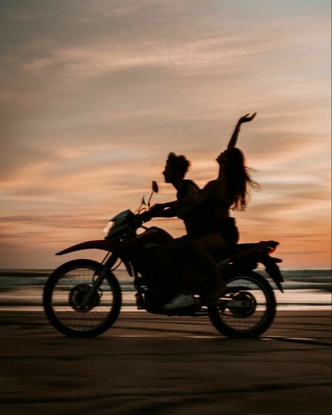 Biker Couple, Image Moto, My Kind Of Love, The Love Club, Foto Poses, Riding Motorcycle, Couple Shoot, Couple Aesthetic, Hopeless Romantic