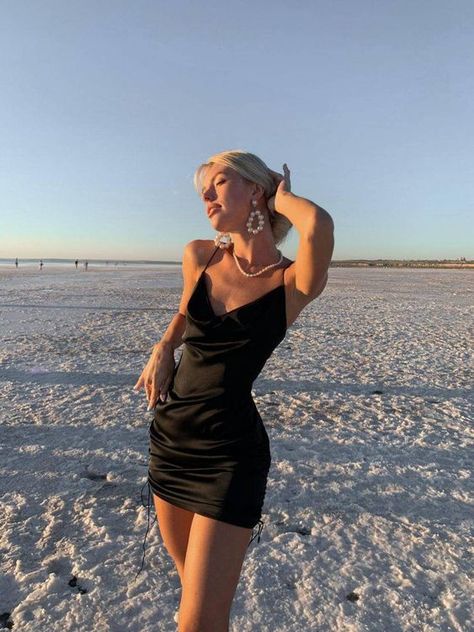 Silk Slip Dress Short, Slip Dress Short, Black Silk Slip Dress, New Dress Collection, Casino Dress, Mode Tips, Satin Homecoming Dress, Casino Outfit, Homecoming Dresses Tight