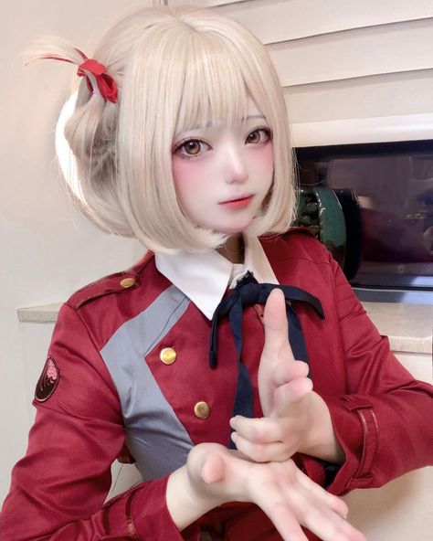 Chisato Cosplay, Cosplay Portrait, Anime Cosplay Ideas, Cosplay Genshin, Chisato Nishikigi, Blonde Asian, Dolly Fashion, Cosplay Cute, Lycoris Recoil