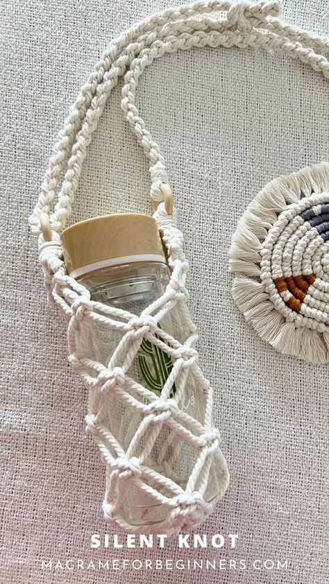 Macrame Water Bottle Holder tutorial Macrame Tas, Come Intrecciare, Easy Diy Macrame, Crochet Water Bottle Holder, Diy Water Bottle, Macrame Supplies, Mode Crochet, Home Decor On A Budget, Diy Home Decor Ideas