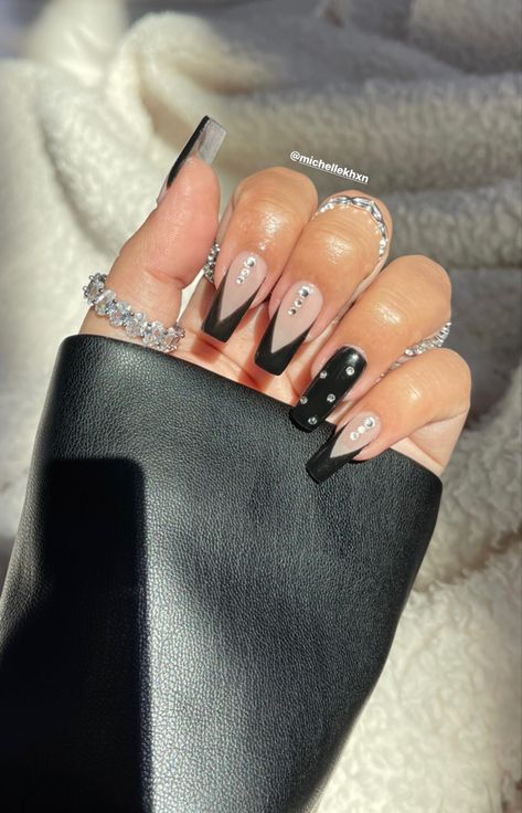 Divorce nails that are colored black. There are rhinestones on top of the gel extensions nails! Euphoria Nails, Diy Nail Art Tools, Acrylic Nail Brush, Gel Polish Nail Art, Professional Nail Art, Gel Art, A New Beginning, Nail Art Rhinestones, Nail Art Brushes