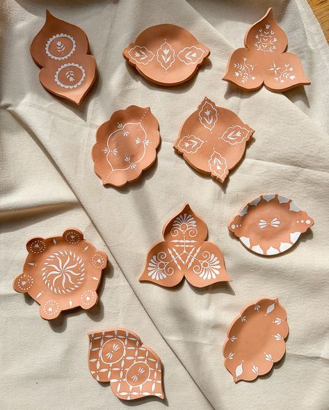 Collection of terracotta ceramic curio and trinkets for wall art Indian Ceramics, Hand Painted Ceramics, Projects To Try, Hand Painted, Ceramics, Wall Art, Floral, Pattern, Art