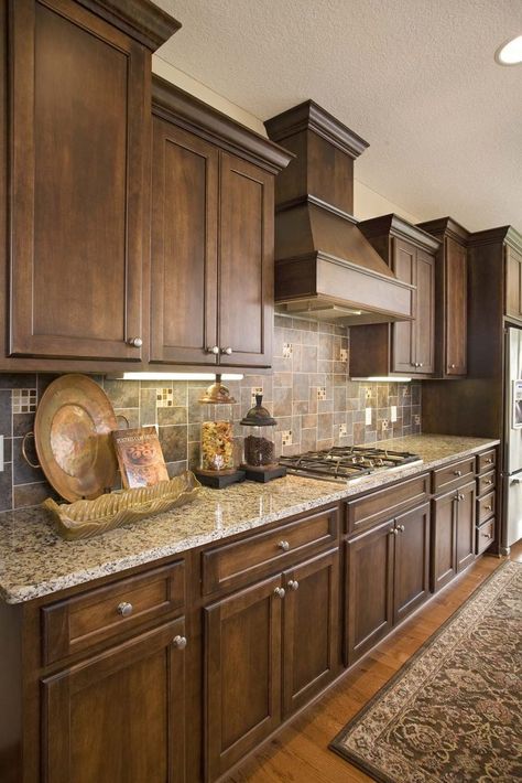 Country Kitchen Brown Cabinets, Kitchen Design Small Island, Wooden Cupboard Design Kitchen, Kitchen Inspo Wood Cabinets, Brown Aesthetic Kitchen, 2024 Kitchen Cabinet Colors, Brown Rustic Kitchen, Kitchen Design Brown, Brown Kitchen Design