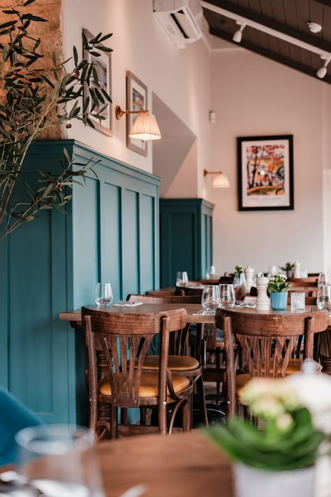 The Willow, Bourton-on-the-Water — Simple Simon Creative Spaces English Pub Interior, Cosy Cafe, Café Design, Pub Interior, English Pub, Bar Inspiration, Country Hotel, Vintage Cafe, Creative Spaces