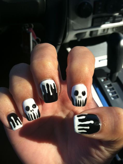 Skull nails Step into the New Year with style - explore chic and sparkling nail designs! Nail Skull Designs, Black And White Skull Nails, Nails Skull Designs, Easy Skull Nail Art, Simple Skull Nails, Nails With Skulls Design, Skull Nail Designs Easy, Nail Art Skull, Skull Nails Design