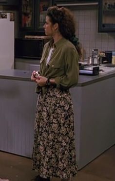 Early 90s Womens Fashion, Elaine Benes Halloween Costume, 90s Classic Style, Elaine Benes Costume, 90s Floral Dress Outfits, 90s Sitcom Outfits, Elaine Benes Style, Elaine Outfits, Classic 90s Outfit