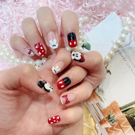 Mickey Nail Art Simple, Nail Miki Maus, Mickymaus Nail Art, Mickey Manicure, Nail Mickey Mouse Design, Nail Art Mickey Mouse, Mickey And Minnie Mouse Nail Art, Princess Nail Art, Disney Themed Nails