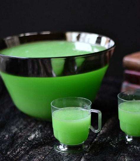 Make Polyjuice Potion to sip on while reading or watching the Harry Potter series with this cocktail recipe. Punch Halloween, Harry Potter Cocktails, Harry Potter Drinks, Gateau Harry Potter, Halloween Punch Recipes, Polyjuice Potion, Halloween Punch, Harry Potter Theme Party, Harry Potter Food