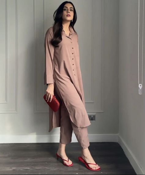 Formal Kurta Sets For Women, Shirt Style Kurta For Women, Formal Kurti For Office, Indian Formal Wear Office For Women, Clean Girl Fashion, Mini Skirt Sweater, Outfits Mini Skirt, Emmy Red Carpet, Simple Dress Casual