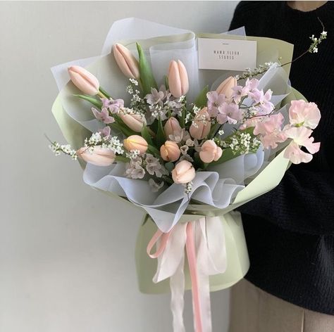 Graduation Flowers Bouquet, Ribbon Flowers Bouquet, Flower Boquet, Graduation Flowers, Pastel Bouquet, Luxury Flower Bouquets, Fancy Flowers, Flower Bouquet Diy, Flower Gift Ideas