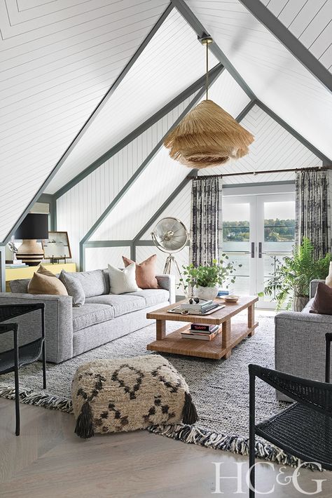 While growing up outside Syracuse, in upstate New York, interior designer Thom Filicia fell in love with nearby Skaneateles Lake, one of the state’s 11 Finger Lakes. Filicia, who is now more famous than some of his high-profile clients, eventually bought a “campsite” on the lake and transformed it. Click the link to read more! #coastalhomes #lakehouse #grayinteriors #livingroomdesign #interiordesign #couches #rug #coffeetable #chairs #livingroom Hygee Home, Boathouse Design, Gray Interiors, Thom Filicia, Loft Room, Classic Living Room, Stylish Bathroom, Kathy Kuo Home, Closet Design