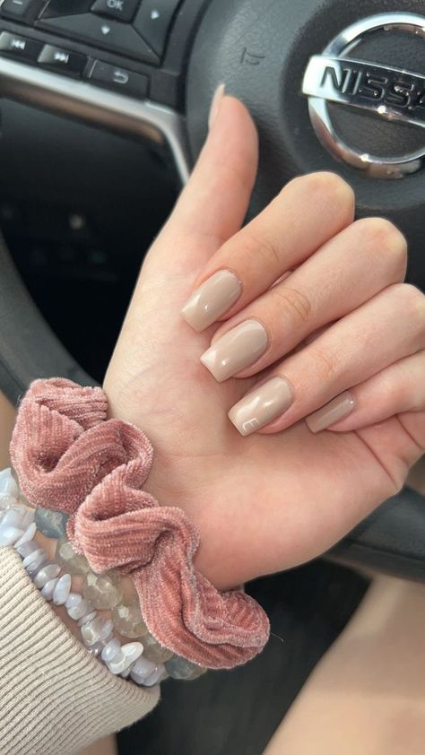 Beige nails with boyfriends initial 💍💅🏼 Initial On Ring Finger Nails, Nail Designs Letters Initials, Letter J Nail Design, Basic Nails With Initial, Nail Inspo Boyfriend Initial, Nail Design With Initials, Cute Initial Nails, Boyfriend Nails Initial, Nails Initial Boyfriend