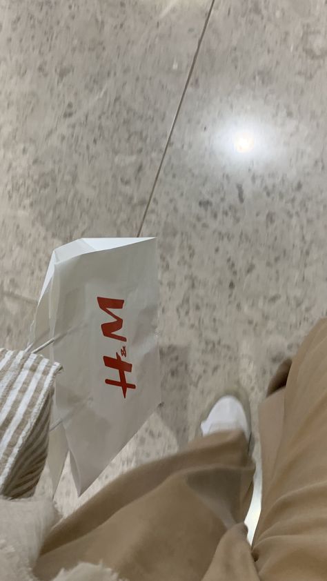 H&m Instagram Story, Aesthetic Mall Pic Ideas, Mall Clothes Shop Aesthetic, Shopping Mall Pictures Ideas, Mall Ig Story, Mall Instagram Stories, Mall Aesthetic Pics, Mall Shopping Bags Aesthetic, Shopping Aesthetic Bags