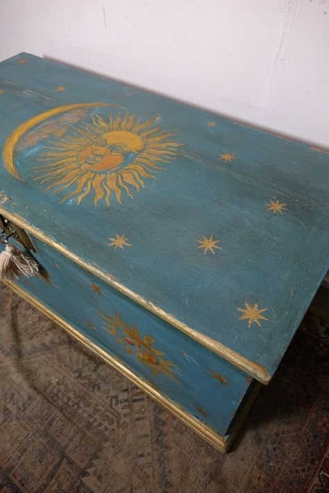 Vintage House Painting, Vintage Storage Boxes, Celestial Painted Furniture, Celestial Furniture, Painted Box, Painted Wooden Boxes, 2 Man, Deco Studio, Painted Drawers