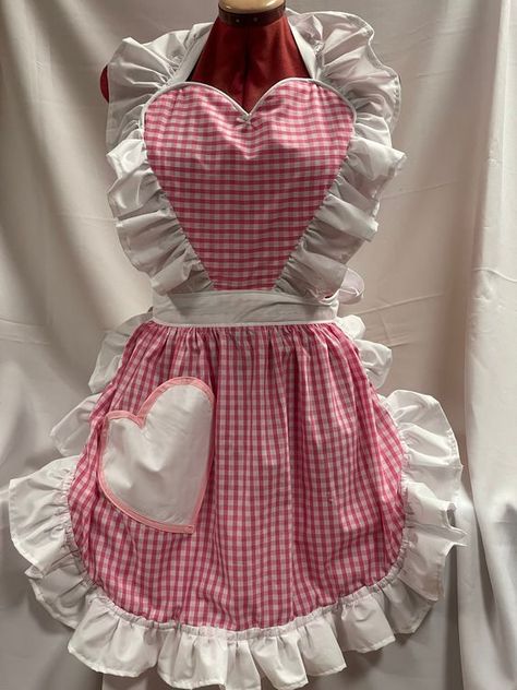 House Wife Outfits, 50s Apron, Heart Shaped Top, Pink Apron, 50's Style, Heart Pocket, Cute Aprons, 50s Style, Aprons Patterns