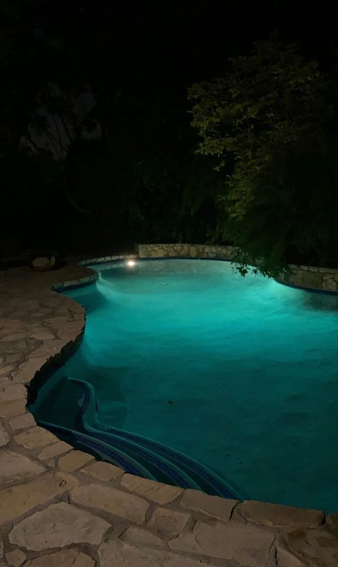 Pool Snapchat Story Night, Night Pool Pictures, Pool Aesthetic Night, Pool At Night Snapchat, Pool At Night Aesthetic, Bathtub Aesthetic, Night Swimming Aesthetic Pool, Nighttime Pool Pics, Night Pool Party