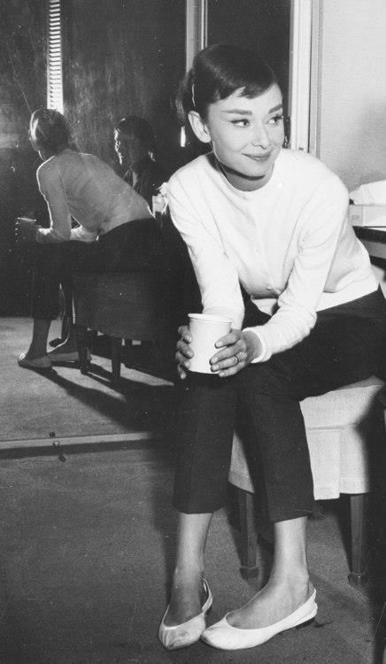 Audrey Hepburn, style muse (and idol in many ways,) in white cardigan. slim, dark cropped pants. White ballet flats Audrey Hepburn Outfit, Mode Prints, Veronica Lake, Audrey Hepburn Style, Hepburn Style, Look Retro, Lauren Bacall, Katharine Hepburn, Rita Hayworth