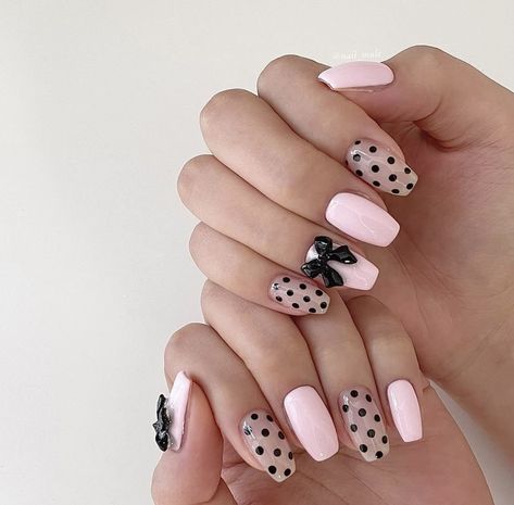 Pink Nails With Black Dots, Pink And White Polka Dot Nails, Black And White Polka Dot Nails, Pokadot Nails Acrylic, Neapolitan Nails, Black Polka Dot Nails, Black And Pink Nails Ideas, Short Acrylic Designs, Pink Polka Dot Nails