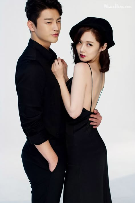 Jang Nara, Korean Photoshoot, Korean Couple Photoshoot, Pre Wedding Photoshoot Outfit, Couples Modeling, Couple Poses Reference, Couple Pose, Seo In Guk, Couple Photoshoot Poses