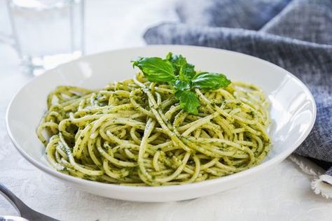 Espaguetis al pesto con la thermomix💫    #EspaguetisAlPestoThermomix #RecetasThemomix #RecetasDePasta #RecetasItalianas Walnut Pasta, Zucchini Noodles With Pesto, Shrimp Pesto Pasta, Basil Pesto Chicken, Wild Garlic Pesto, Pasta Al Pesto, Best Spaghetti, Arugula Pesto, Pesto Pasta Recipes