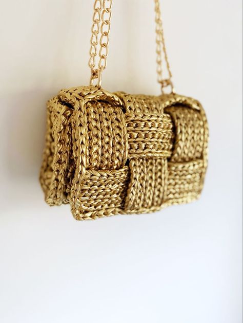 2023 crochet purse trends, trendy crochet purse designs, stylish crochet handbags 2023, fashionable crochet purses, contemporary crochet purse patterns, modern crochet purse ideas, chic crochet bag designs, crochet purse patterns for 2023, trendy crochet clutch designs, stylish crochet tote bags 2023, unique crochet purse styles, crochet purse fashion trends 2023 Metallic Bag Outfit, Glitter Clutch Bag, Purse Trends, Crochet Unique, Boho Crafts Diy, Mode Crochet, Crochet Shop, Yarn Bag, Crochet Clutch