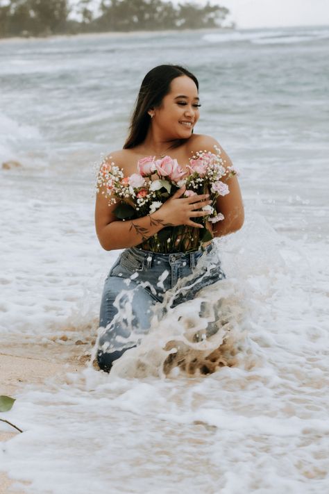 Beach Photoshoot With Flowers, Denim And Flowers Photoshoot, Beach Pictures With Flowers, 22 Birthday Photoshoot Picture Ideas, Flower Beach Photoshoot, Beach Flower Photoshoot, Beach Theme Photoshoot, Flowers In Jeans Photography, Flower Top Photoshoot