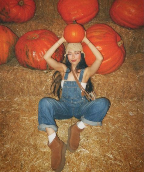 Fall Senior Pictures Outfits, Fall Picture Ideas, Senior Pictures Outfits, Pumpkin Patch Photoshoot, Fall Aesthetic Outfit, G Hair, Pumpkin Patch Outfit, Fall Senior Pictures, Senior Picture Outfits