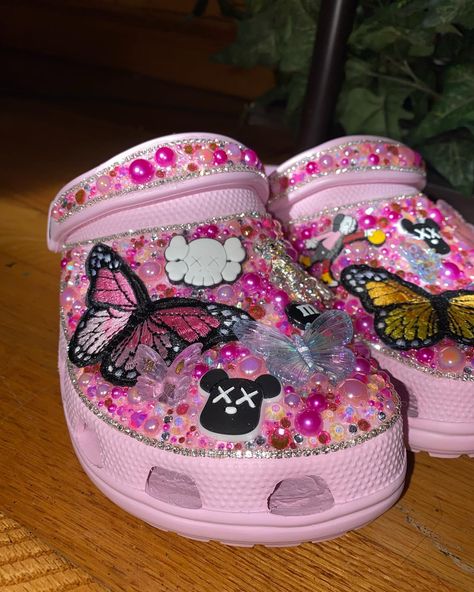 HAVE THESE ON HAND!! $135 ; Size 7W Pretty Pastel Pink💕 #crocs #explore Croc Decor Ideas, Purple Shoes Outfit, Pastel Pink Butterfly, Blinged Crocs, Croc Decor, Designer Crocs, Taylor Swift Shoes, Croc Decorations, Kids Crocs