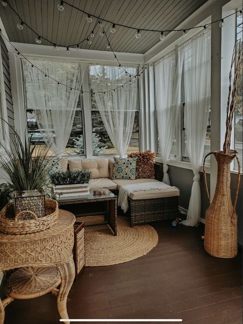 Small Sunroom, Three Season Room, Sunroom Decorating, Sunroom Designs, Florida Room, Back Porch Ideas, Amazing Home, Screened Porch, Designs Ideas