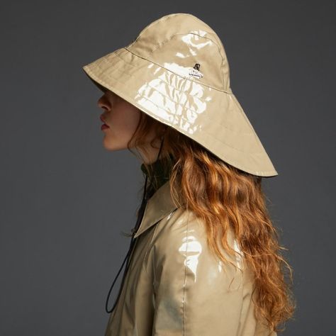 Sealup Original on Instagram: “Sud Ovest, waterproof patent cotton rain hat, with antiqued brass rivet.” Stylish Rain Hats, Waxed Cotton Rain Hat, Elements Rainwear, Rain Bonnet Vintage, Brass Rivet, Rain Cap, Long-sleeved Nylon Raincoat With Storm Flap, Rain Hat, Rain Wear