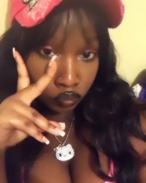 Trashy Makeup, Mcbling Makeup, 2000’s Makeup, 2010s Aesthetic, Y2k Makeup, Dark Complexion, Perfect Selfie, Pink Aura