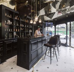 Barbershop Bar Ideas, Reflective Ceiling, Barber Shop Business Cards, Barber Shop Vintage, Barbershop Design Interior, Best Barber Shop, Barber Shop Interior, Hair Salon Interior, Barbershop Design