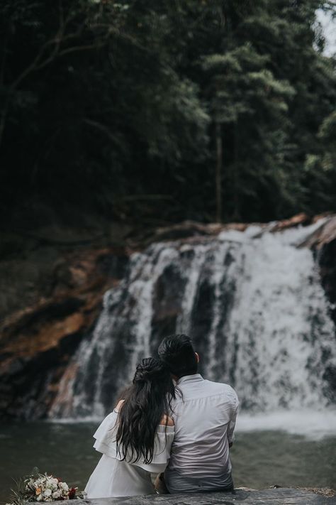 Pre Wedding Photoshoot Props, Shooting Couple, Pre Wedding Photoshoot Outfit, Wedding Photoshoot Props, Pre Wedding Shoot Ideas, Indian Wedding Couple Photography, Pre Wedding Photoshoot Outdoor, Wedding Photoshoot Poses, Romantic Couples Photography