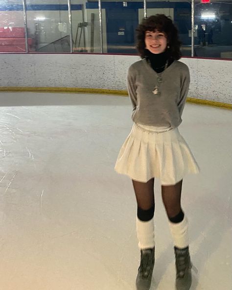 Cute Skating Outfits Winter, Y2k Ice Skating Outfit, Grunge Ice Skating Outfit, Ice Skating Fits Aesthetic, Skating Rink Pictures, Skate Rink Outfits, Winter Ice Skating Outfit, Cute Outfits For Ice Skating, Indie Winter Fits