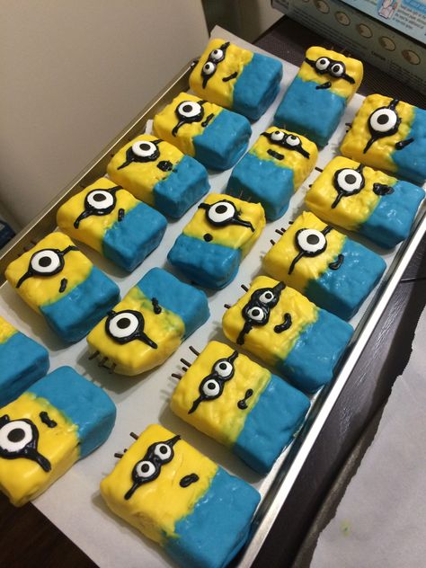 Minion Birthday Treats, Minion Rice Krispie Treats, Minion Treats Ideas, Minion Birthday Party Food, Minion Food Ideas, Minions Desserts, Minion Party Ideas, Minion Treats, Minion Centerpieces