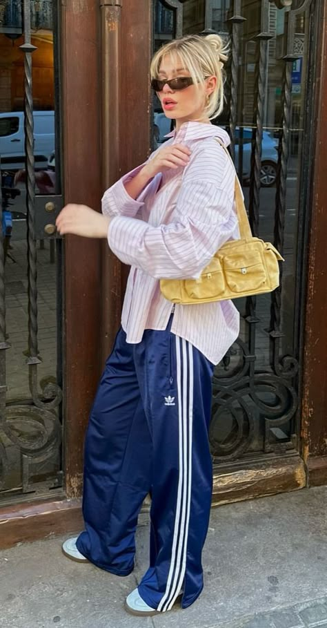 Adidas Track Pants Outfit Woman, Adidas Track Pants Outfit, Linda Sza, Adidas Pants Outfit, Stripe Pants Outfit, Looks Adidas, Track Pants Outfit, Look Adidas, Look Festival