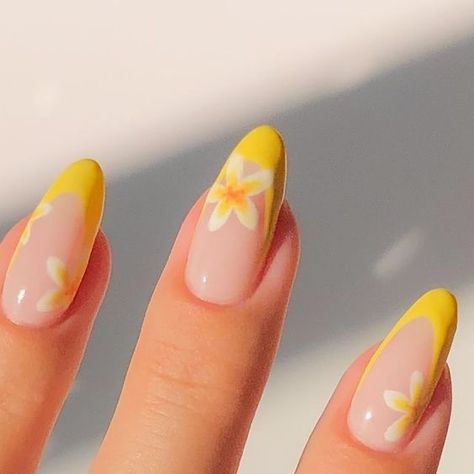 Nails For Summer Vacation Beach, Hawaii Nails Ideas, Summer Nails Hawaii, Summer Nails Yellow, Holiday Nails Summer, Beach Holiday Nails, Summer Beach Nails, Sunshine Nails, Wedding August