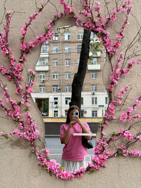 Flower Cafe Design, Floral Wall Diy, Flower Cafe Interior, Mirror Flower Decor, Women Room Decor, Nyc Studio Apartment, Bar Deco, Mini Cafe, Flower Mirror