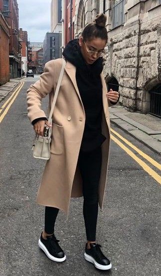 Vinter Mode Outfits, Mantel Outfit, New York Outfits, Look Adidas, Black Leggings Outfit, Tan Coat, Zara Outfit, Beige Coat, Legging Outfits