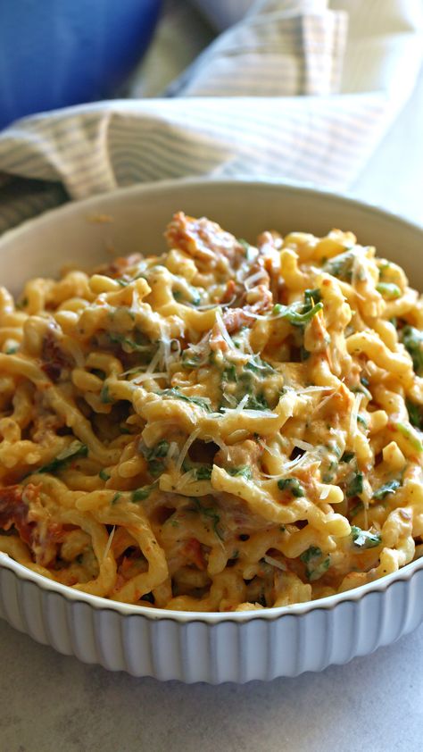 Vegan Pasta Recipes Easy, Sun Dried Tomato Pasta, Vegan Pasta Dish, Plant Based Diet Recipes, Vegan Meal Plans, Vegetarian Pasta, Tasty Vegetarian Recipes, Sun Dried Tomatoes, Recipes Vegan