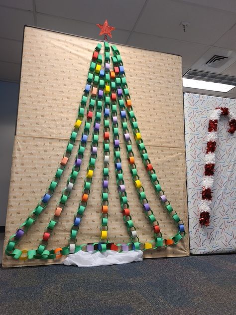 Diy Weatherproof Christmas Decorations, School Christmas Display Ideas, Paper Chains Christmas Tree, Paper Links Chain Christmas, Art Showcase Ideas, Christmas Art Display, Paper Chains Decoration, Paper Chain Christmas Decorations, Paper Wall Christmas Tree