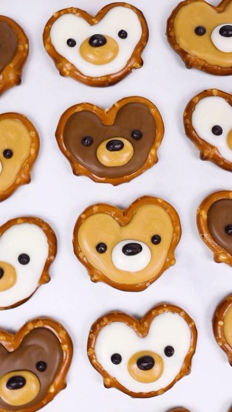 So Yummy | Sweet, salty, and bear-y cute! @lindseybakedthis shows us how to make Chocolate Pretzel Teddy Bears that are (almost) too adorable to eat. | Instagram Teddy Bear Pretzels, Teddy Grahams In A Blanket, Bear Pretzels, Woodland Snacks, Bear Party Food, Teddy Bear Desserts, Bear Themed Food, Bear Desserts, Teddy Bear Dessert Table