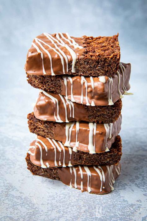 Weetabix Cake, Easy Delicious Dessert, British Snacks, Chocolate Flapjacks, Cake Bars Recipe, British Desserts, Best Chocolate Desserts, Chewy Granola, Batter Recipe