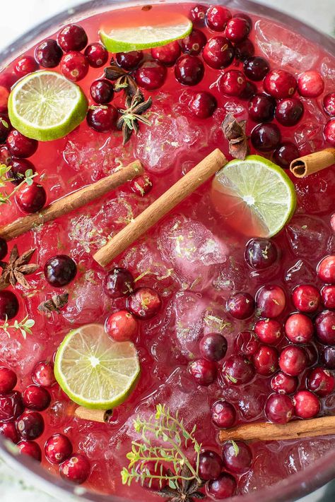 This Christmas punch recipe without alcohol is refreshing and simple to make! It's perfect for the holiday season and is a drink that everyone will love. Whether you're hosting a party or just need something to serve at your Christmas gathering, this mocktail will be a hit for the whole family! #ChristmasPunch #ChristmasPunchNoAlcohol #HolidayPunch #Punch Christmas Sangria Non Alcoholic, Drink Infusions Recipes, Hot Christmas Drinks Nonalcoholic, Mocktail Punch Recipes, Holiday Cocktail And Mocktail Recipes, Alcoholic Christmas Punch, Christmas Hosting Ideas, Nonalcoholic Punch, Christmas Drink Recipes