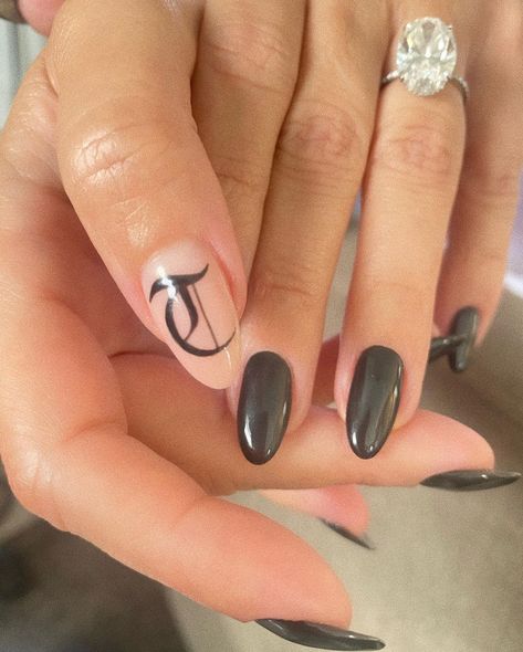 Kourtney Kardashian Nails, Kardashian Nails, Fox Nails, Natural Manicure, Liner Brush, Heart Hands Drawing, Black Liner, Valentines School, Day Makeup