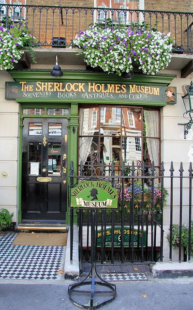 DO | The Sherlock Holmes Museum on 221B Baker Street, admissions £10 Sherlock Holmes Museum, Fotografi Vintage, The Secret Garden, England And Scotland, London Town, Baker Street, England Travel, London Travel, Sherlock Holmes